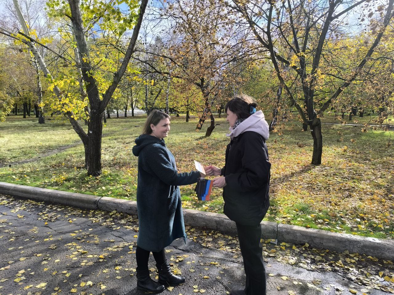25.10.2025 года. В МБУ" Октябрьский СДК" прошла Акция по раздаче символики ко Дню флага Донецкой Народной Республики 25.10.2025 года. В МБУ" Октябрьский СДК" прошла Акция по раздаче символики ко Дню флага Донецкой Народной Республики