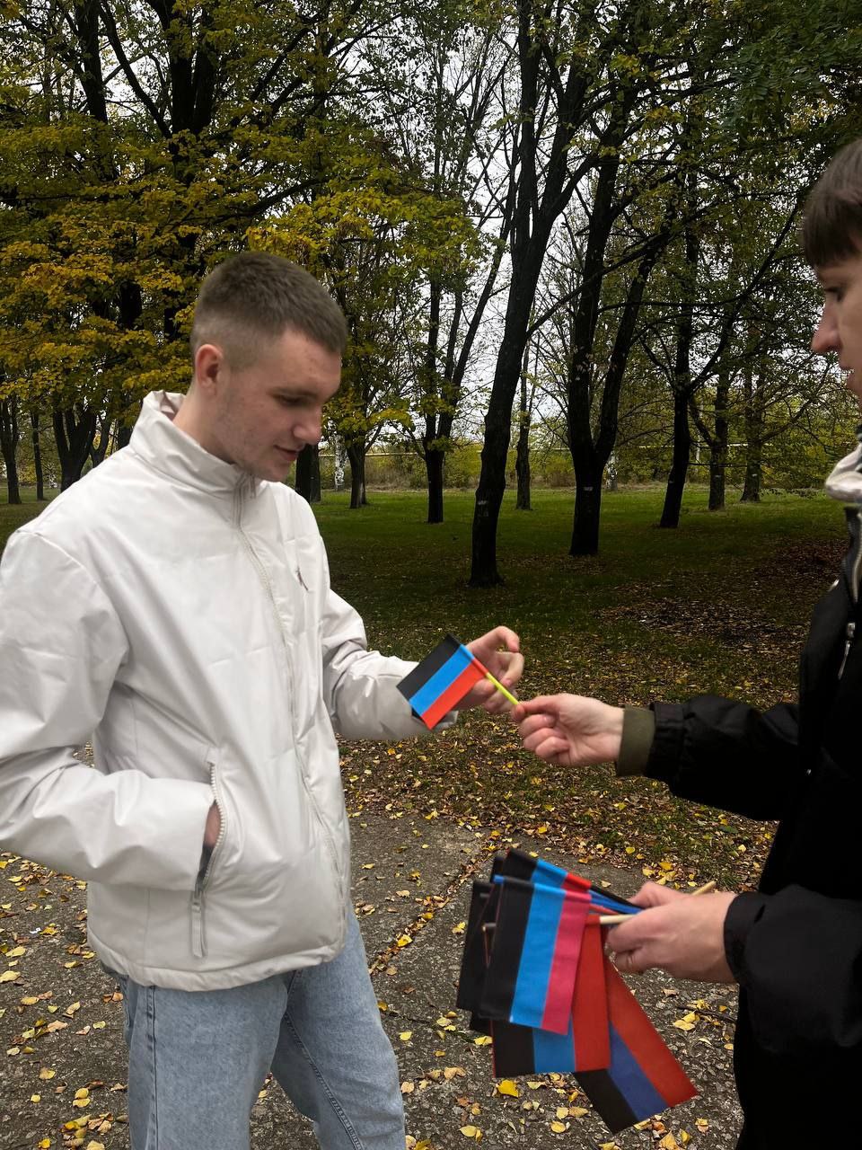 25.10.2025 года. В МБУ" Октябрьский СДК" прошла Акция по раздаче символики ко Дню флага Донецкой Народной Республики 25.10.2025 года. В МБУ" Октябрьский СДК" прошла Акция по раздаче символики ко Дню флага Донецкой Народной Республики
