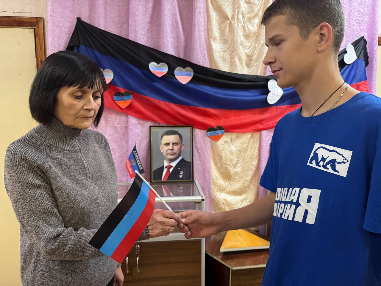 Активисты «Молодой Гвардии Единой России» в рамках проекта «Историческая память» поздравили жителей Иловайска с Днем флага ДНР Активисты «Молодой Гвардии Единой России» в рамках проекта «Историческая память» поздравили жителей Иловайска с Днем флага ДНР