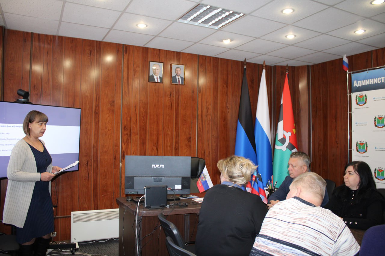 В преддверии празднования Дня флага Донецкой Народной Республики в Администрации Краснолиманского округа состоялось тематическое мероприятие "Цвета флага" В преддверии празднования Дня флага Донецкой Народной Республики в Администрации Краснолиманского округа состоялось тематическое мероприятие "Цвета флага"
