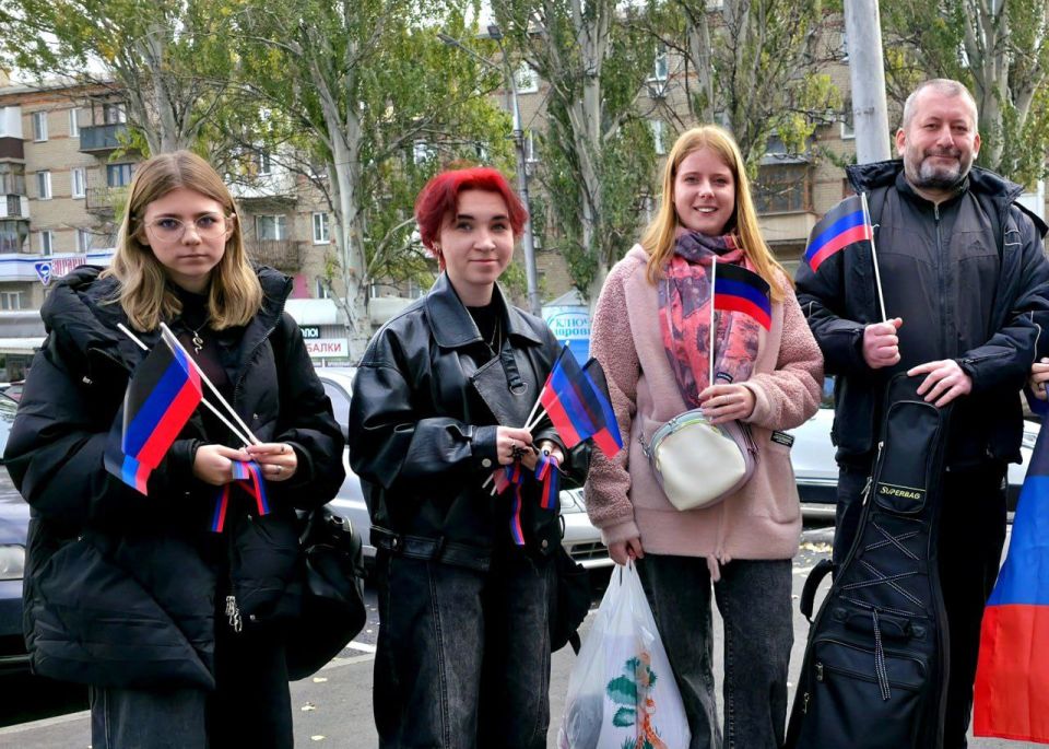 Иван Адамец: В Куйбышевском районе в честь Дня флага Донецкой Народной Республики заведующий сектором молодёжи, культуры и спорта управы, Валерия Бурцева, совместно со студентами Донецкого колледжа экономики, технологии и... Иван Адамец: В Куйбышевском районе в честь Дня флага Донецкой Народной Республики заведующий сектором молодёжи, культуры и спорта управы, Валерия Бурцева, совместно со студентами Донецкого колледжа экономики, технологии и...