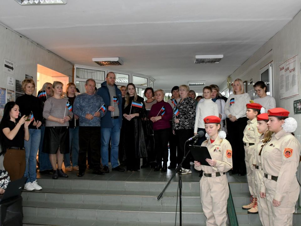 Под знаменем единства: В Кировском прошло мероприятие ко Дню флага ДНР