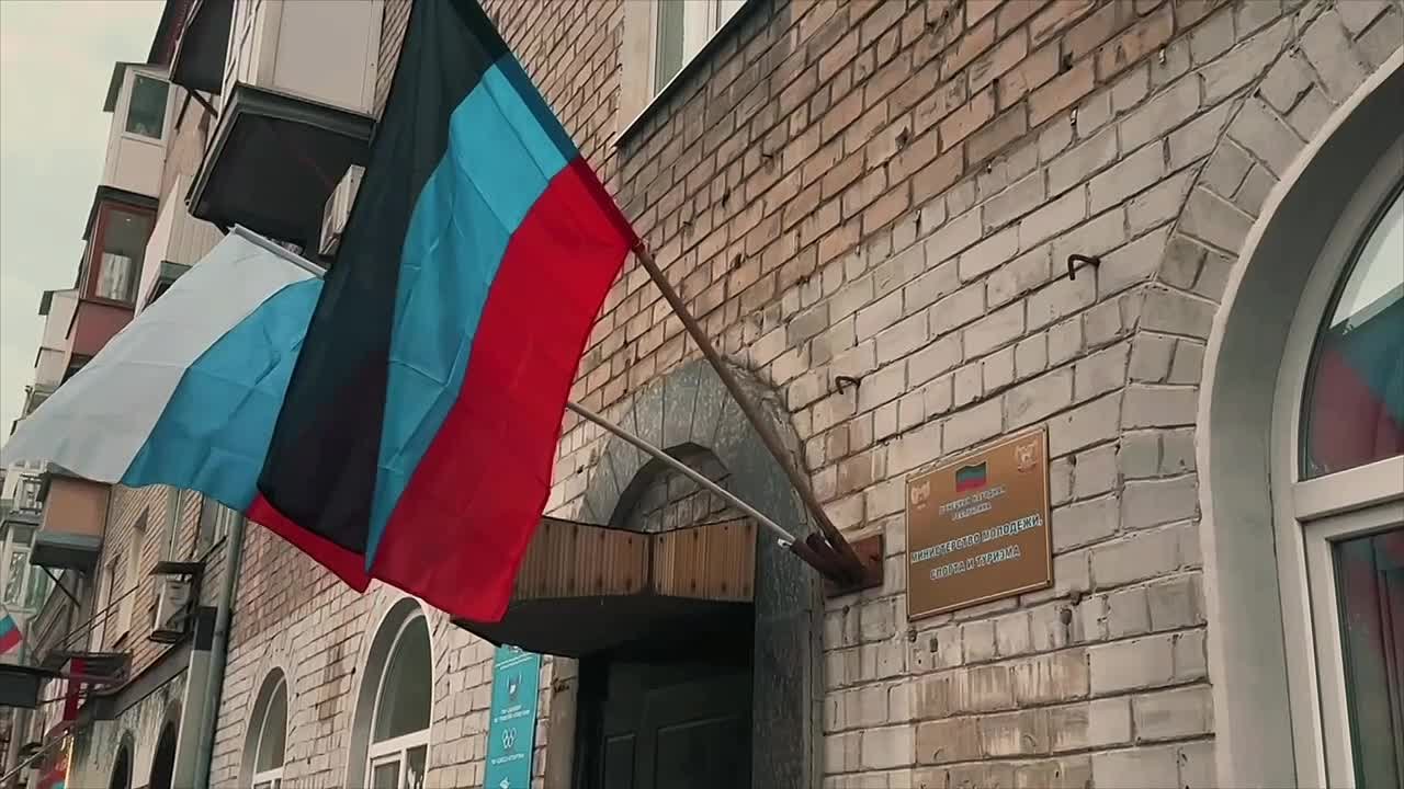 Время обновить…флаги!. В разгар сегодняшнего праздника молодые парламентарии организовали необычную акцию
