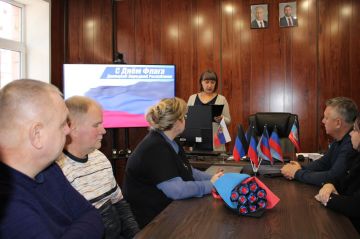 В преддверии празднования Дня флага Донецкой Народной Республики в Администрации Краснолиманского округа состоялось тематическое мероприятие "Цвета флага"