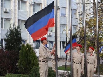 Команда Дома молодежи приняла участие в торжественной церемонии поднятия флага Донецкой Народной Республики у администрации Волновахского МО