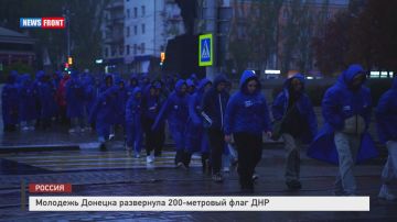 Молодежь Донецка развернула 200-метровый флаг ДНР