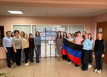 Сотрудники администрации Ясиноватского муниципального округа посетили тематическую выставку, приуроченную ко Дню государственного флага Донецкой Народной Республики, который отмечается 25 октября