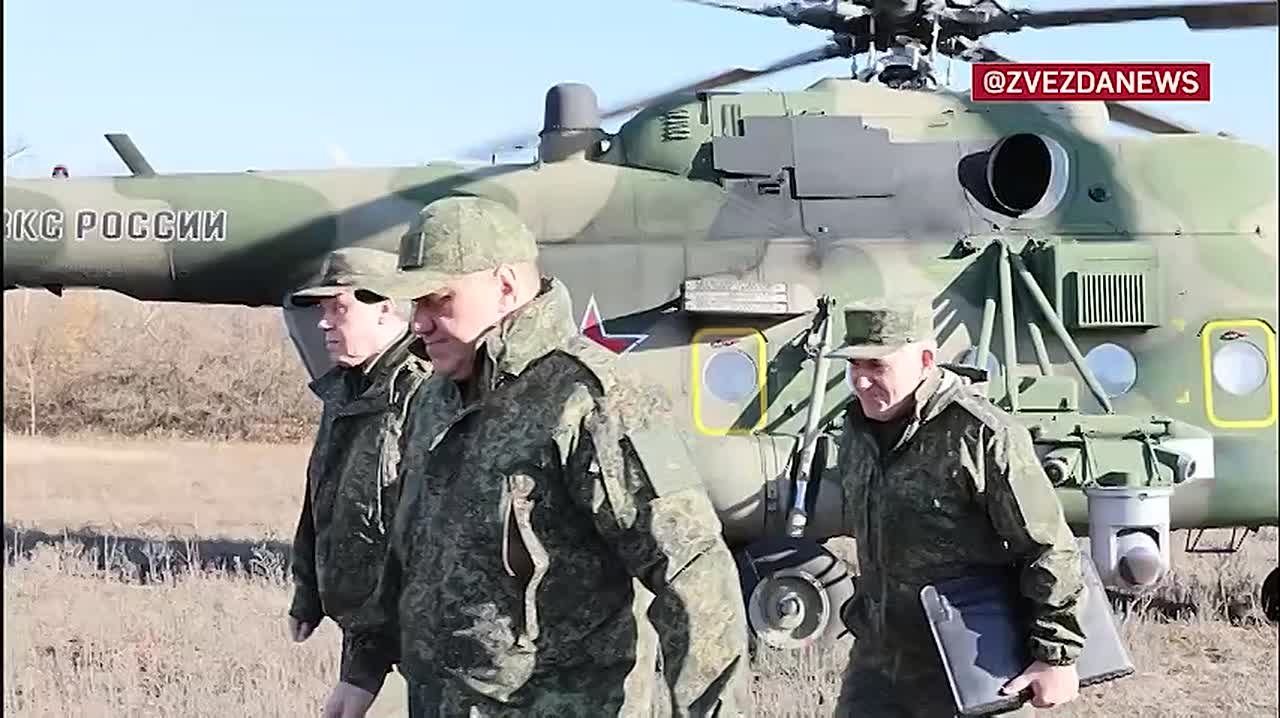 Валерий Герасимов проверил выполнение боевых задач соединениями общевойсковой армии и соединениями морской пехоты группировки войск "Центр" на Красноармейском направлении