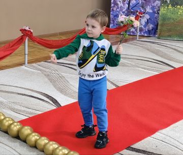 День моды в Ясиноватой. В детском саду "Золотой ключик" устроили настоящий праздник моды! Маленькие звёздочки дефилировали в ярких нарядах, привезенных волонтерами из группы "Наши дети" г. Белгород