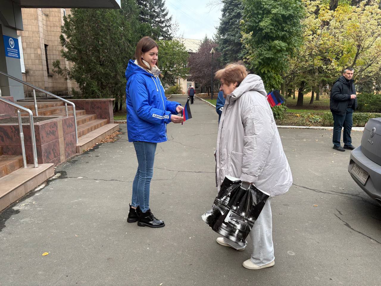 В  День Флага Донецкой Народной Республики, сотрудники Управы Ленинского внутригородского района и активисты партии «Единая Россия» провели акцию, в рамках которой раздавались флажки и ленточки ДНР В  День Флага Донецкой Народной Республики, сотрудники Управы Ленинского внутригородского района и активисты партии «Единая Россия» провели акцию, в рамках которой раздавались флажки и ленточки ДНР