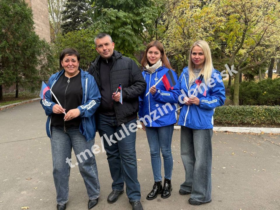 «Флаг моей Республики». В честь празднования Дня Государственного флага Донецкой Народной Республики, Дончанам раздавали флажки и ленты в цветах триколора «Флаг моей Республики». В честь празднования Дня Государственного флага Донецкой Народной Республики, Дончанам раздавали флажки и ленты в цветах триколора