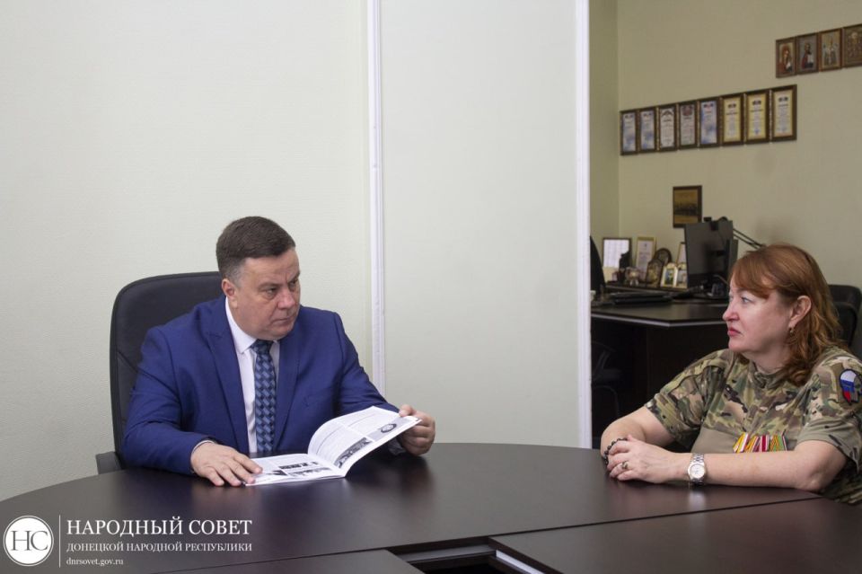 Константин Кузьмин: Встретился с неравнодушными людьми, которые помогают нашим бойцам на передовой: Екатериной Дворянкиной - руководителем Благотворительного фонда «Из Тольятти с любовью» и Анастасией Кирилловой - вдовой... Константин Кузьмин: Встретился с неравнодушными людьми, которые помогают нашим бойцам на передовой: Екатериной Дворянкиной - руководителем Благотворительного фонда «Из Тольятти с любовью» и Анастасией Кирилловой - вдовой...