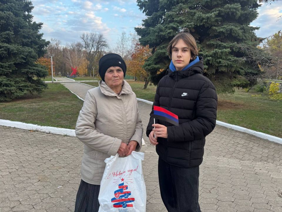 Активисты «Молодой Гвардии Единой России» в рамках проекта «Историческая память» поздравили жителей Иловайска с Днем флага ДНР Активисты «Молодой Гвардии Единой России» в рамках проекта «Историческая память» поздравили жителей Иловайска с Днем флага ДНР