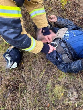 Восьмиметровая пропасть: сотрудники МЧС России спасли мужчину в Шахтерске