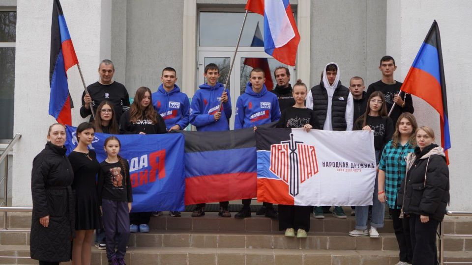 Флаг наш - символ доблести и народной гордости! Флаг наш - символ доблести и народной гордости!