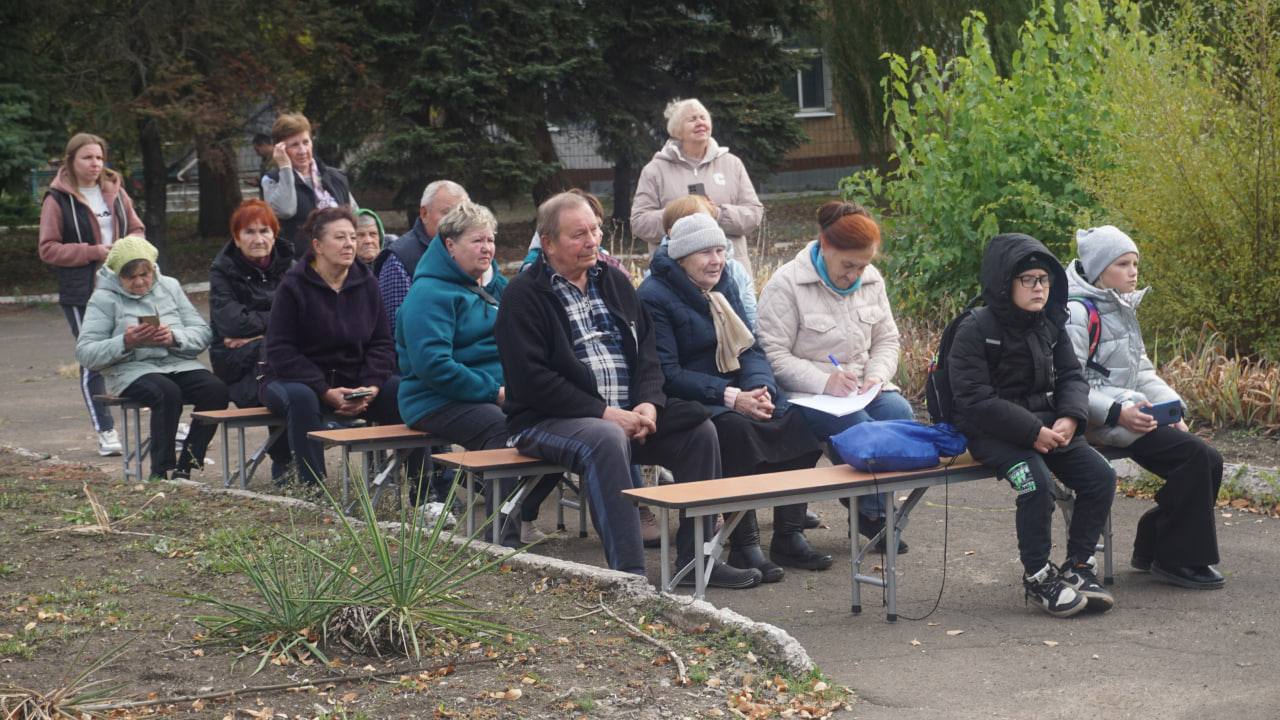 Передвижной автоклуб продолжает радовать жителей Мангушского округа выездными концертам Передвижной автоклуб продолжает радовать жителей Мангушского округа выездными концертам