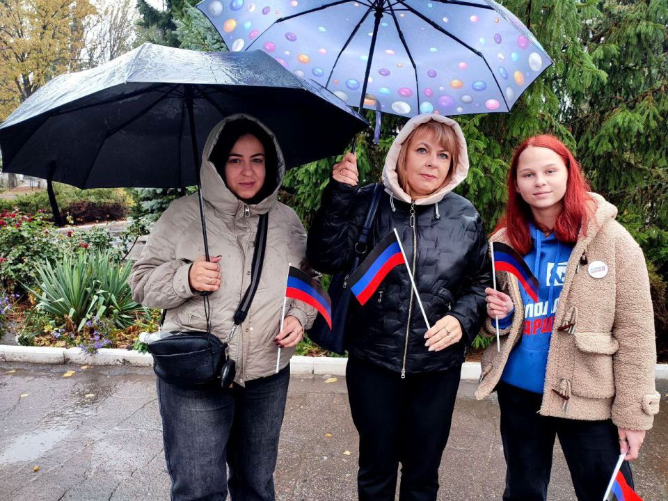 В Ждановке прошла тематическая программа «Флаг державы - символ славы!» ко Дню флага Донецкой Народной Республики В Ждановке прошла тематическая программа «Флаг державы - символ славы!» ко Дню флага Донецкой Народной Республики