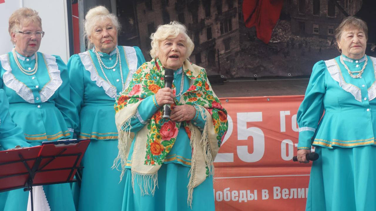 Передвижной автоклуб продолжает радовать жителей Мангушского округа выездными концертам Передвижной автоклуб продолжает радовать жителей Мангушского округа выездными концертам