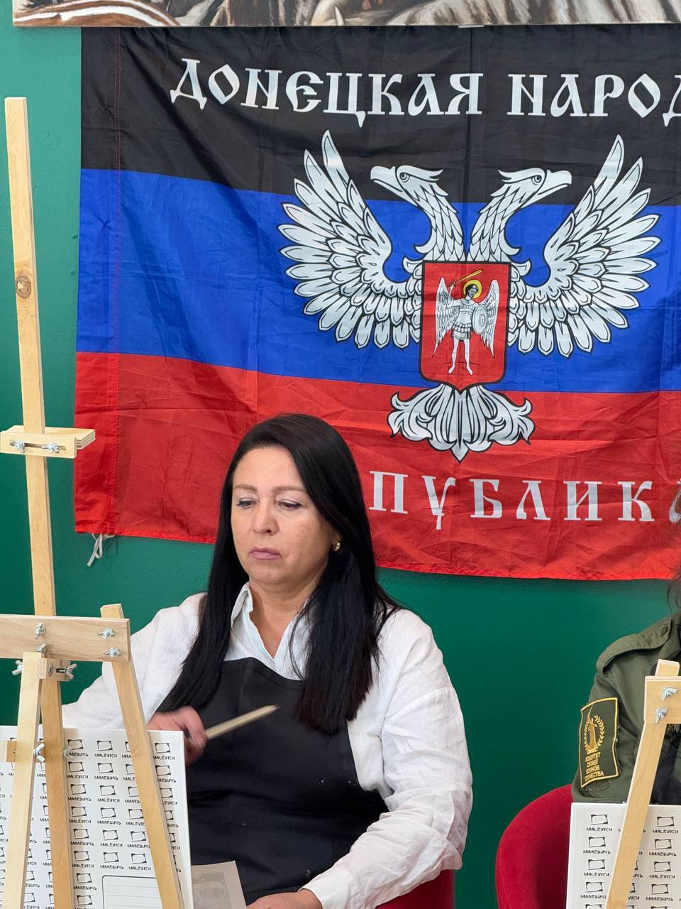 В честь праздника коллективы двух Комитетов семей воинов Отечества — ДНР и Минусинск — отправились в творческое пространство «Книжную гостиную» чтобы запечатлеть символ нашей республики на картинах под чутким контролем... В честь праздника коллективы двух Комитетов семей воинов Отечества — ДНР и Минусинск — отправились в творческое пространство «Книжную гостиную» чтобы запечатлеть символ нашей республики на картинах под чутким контролем...