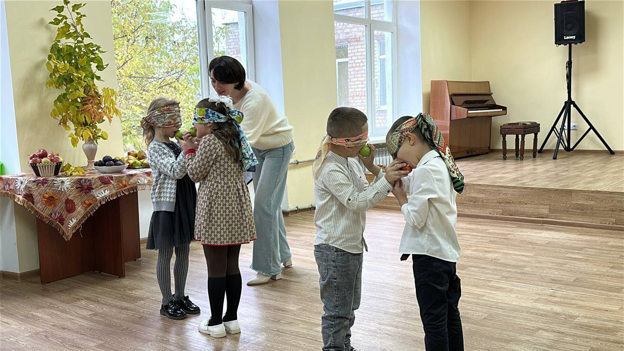 25 октября, в малом зале ДШИ «Симфония Приморья» царила атмосфера осеннего уюта и тепла! «Праздник осени» стал настоящим подарком для наших юных музыкантов и их родителей