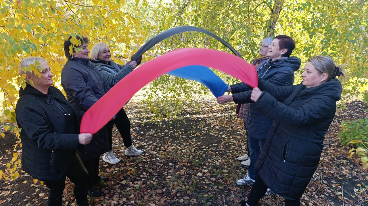 Активисты ПО № 7 Горловского местного отделения партии «Единая Россия» в рамках проекта «Культура малой Родины» ко Дню Государственного флага Донецкой Народной Республики подготовили флешмоб «Символ Республики, яркий и... Активисты ПО № 7 Горловского местного отделения партии «Единая Россия» в рамках проекта «Культура малой Родины» ко Дню Государственного флага Донецкой Народной Республики подготовили флешмоб «Символ Республики, яркий и...