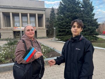 Активисты «Молодой Гвардии Единой России» в рамках проекта «Историческая память» поздравили жителей Иловайска с Днем флага ДНР
