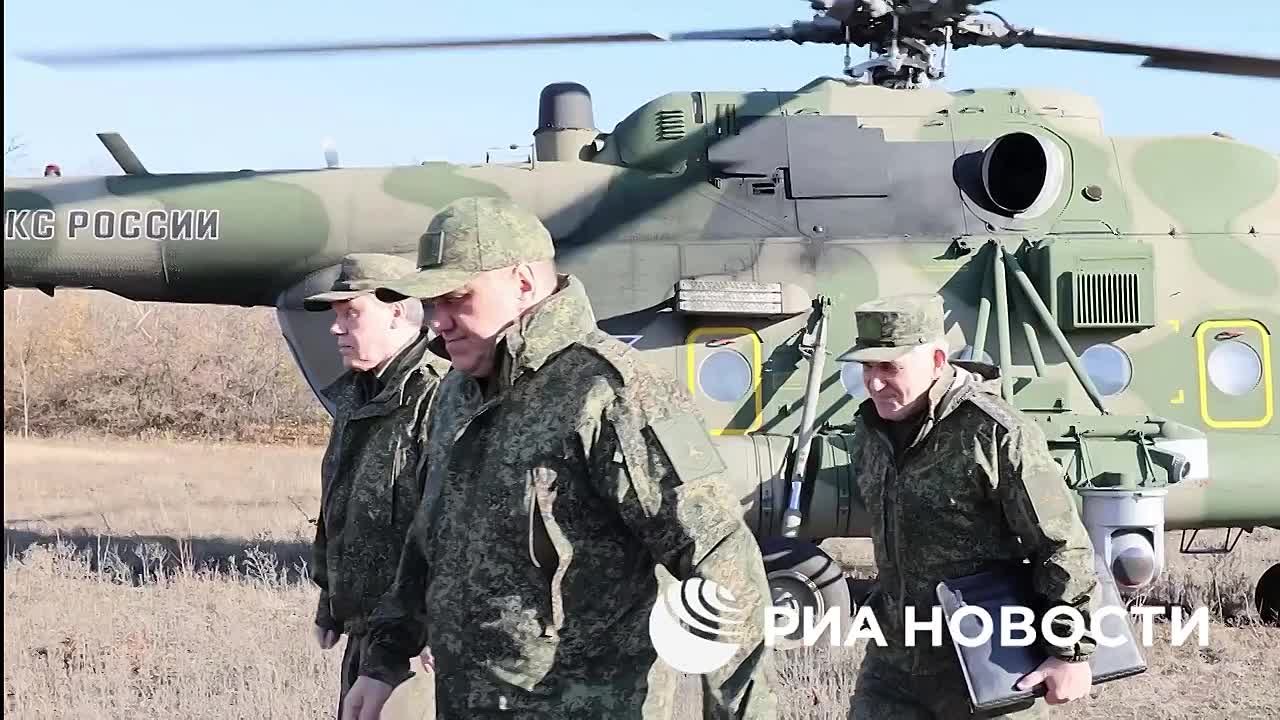 Начальник Генштаба Валерий Герасимов проверил ход выполнения боевых задач подразделениями группировки "Центр" на красноармейском направлении и отметил ее успехи в освобождении ДНР, сообщило Минобороны России