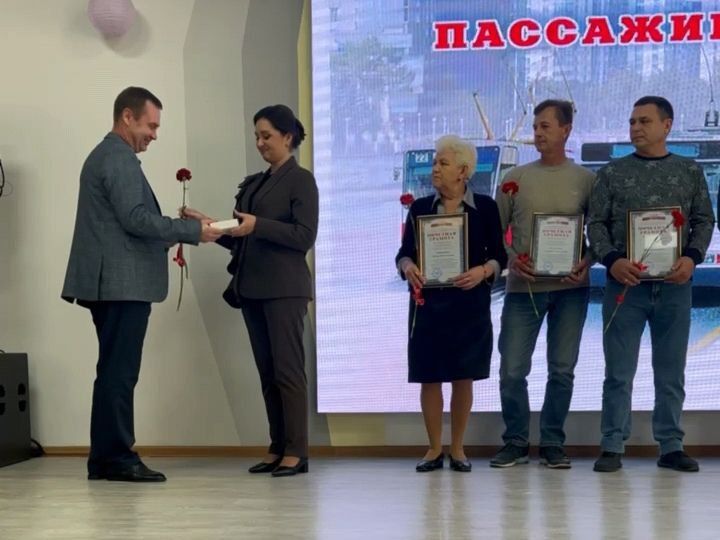 В Мариуполе поздравили работников транспортной отрасли с профессиональным праздником В Мариуполе поздравили работников транспортной отрасли с профессиональным праздником
