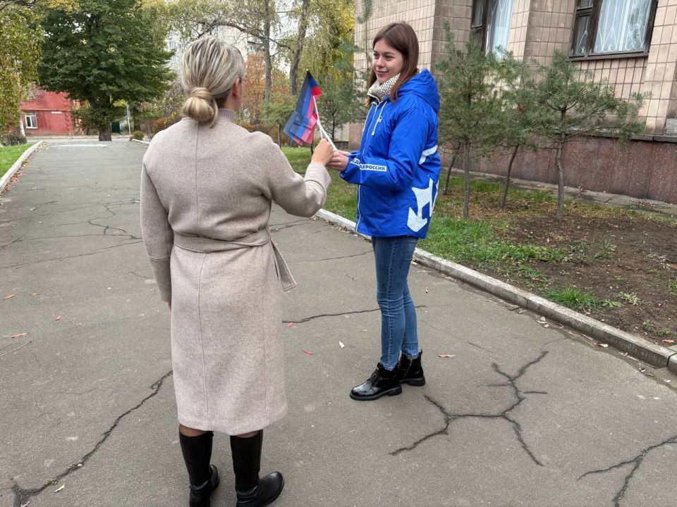 День Флага Донецкой Народной Республики, сотрудники Управы Ленинского внутригородского района и активисты партии «Единая Россия» провели акцию, в рамках которой раздавались флажки и ленточки ДНР День Флага Донецкой Народной Республики, сотрудники Управы Ленинского внутригородского района и активисты партии «Единая Россия» провели акцию, в рамках которой раздавались флажки и ленточки ДНР