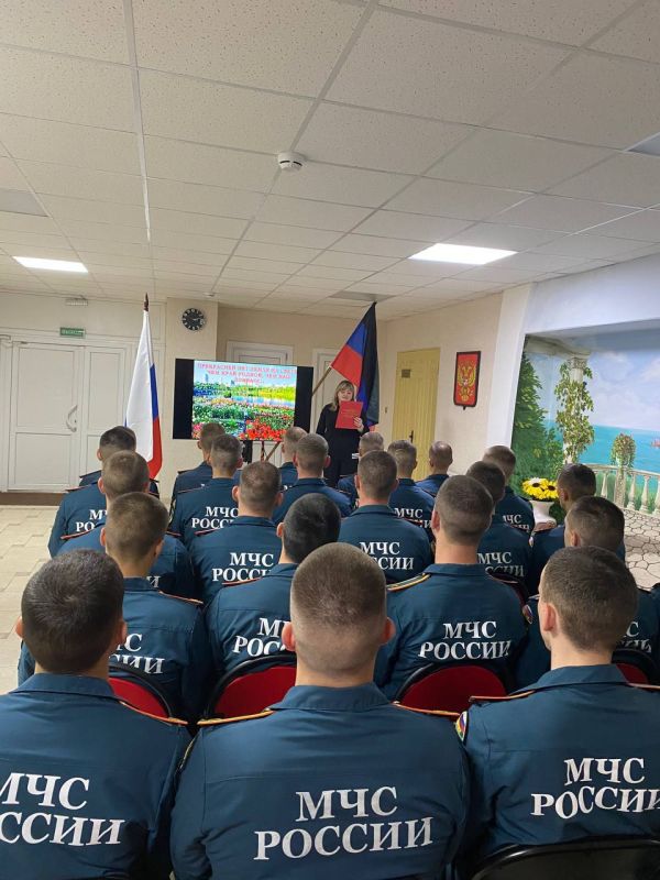 В Урзуфском Доме культуры состоялась патриотическая встреча ко Дню флага ДНР В Урзуфском Доме культуры состоялась патриотическая встреча ко Дню флага ДНР