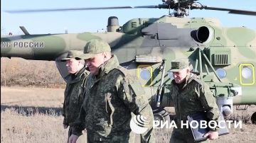 Начальник Генштаба Валерий Герасимов проверил ход выполнения боевых задач подразделениями группировки "Центр" на красноармейском направлении и отметил ее успехи в освобождении ДНР, сообщило Минобороны России