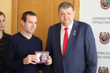 В Горловке вручили звание «Почетного гражданина города» двум участникам СВО
