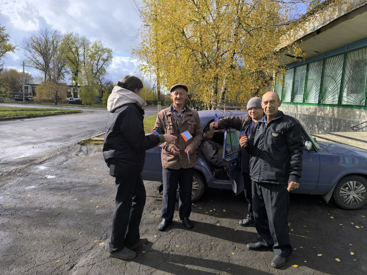 25.10.2025 года. В МБУ" Октябрьский СДК" прошла Акция по раздаче символики ко Дню флага Донецкой Народной Республики 25.10.2025 года. В МБУ" Октябрьский СДК" прошла Акция по раздаче символики ко Дню флага Донецкой Народной Республики