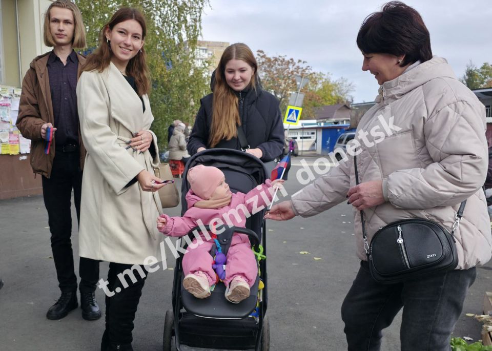 «Флаг моей Республики». В честь празднования Дня Государственного флага Донецкой Народной Республики, Дончанам раздавали флажки и ленты в цветах триколора «Флаг моей Республики». В честь празднования Дня Государственного флага Донецкой Народной Республики, Дончанам раздавали флажки и ленты в цветах триколора