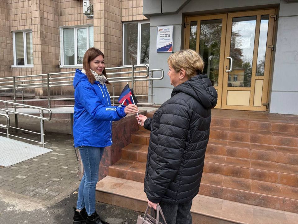 День Флага Донецкой Народной Республики, сотрудники Управы Ленинского внутригородского района и активисты партии «Единая Россия» провели акцию, в рамках которой раздавались флажки и ленточки ДНР День Флага Донецкой Народной Республики, сотрудники Управы Ленинского внутригородского района и активисты партии «Единая Россия» провели акцию, в рамках которой раздавались флажки и ленточки ДНР