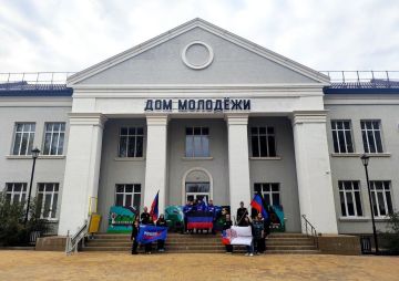 Флаг наш - символ доблести и народной гордости!