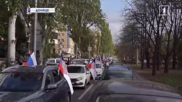 Под единым знаменем свободы: в столице Республики отмечают День флага ДНР