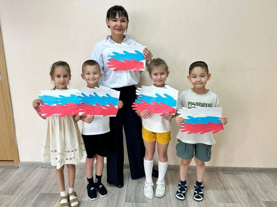 В преддверии Дня народного единства в детских садах «Оленёнок» и Бугасском детском саду «Колосок» состоялся совместный патриотический мастер-класс по украшению окон «Мы едины» В преддверии Дня народного единства в детских садах «Оленёнок» и Бугасском детском саду «Колосок» состоялся совместный патриотический мастер-класс по украшению окон «Мы едины»