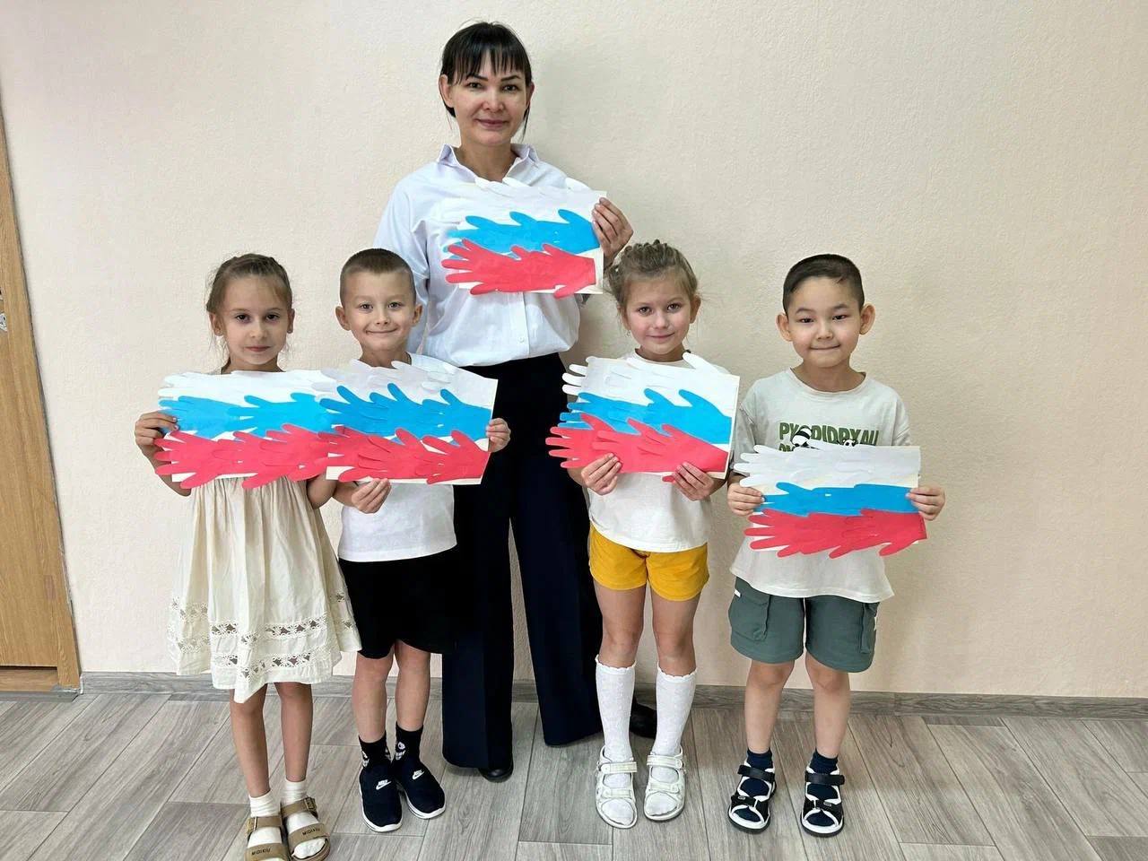 В преддверии Дня народного единства в детских садах «Оленёнок» и Бугасском детском саду «Колосок» состоялся совместный патриотический мастер-класс по украшению окон «Мы едины» В преддверии Дня народного единства в детских садах «Оленёнок» и Бугасском детском саду «Колосок» состоялся совместный патриотический мастер-класс по украшению окон «Мы едины»