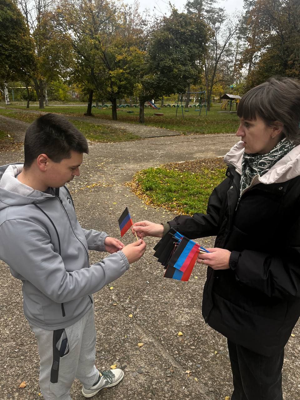 25.10.2025 года. В МБУ" Октябрьский СДК" прошла Акция по раздаче символики ко Дню флага Донецкой Народной Республики 25.10.2025 года. В МБУ" Октябрьский СДК" прошла Акция по раздаче символики ко Дню флага Донецкой Народной Республики