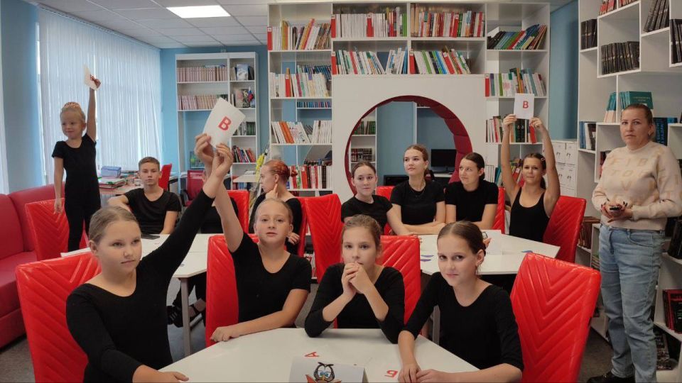 Брейн-ринг «И гордо реет флаг свободы!» был проведен в рамках проекта «Историческая память» ВПП «Единая Россия» для участников творческих коллективов в клубе села Бирюки ко Дню флага Донецкой Народной Республики Брейн-ринг «И гордо реет флаг свободы!» был проведен в рамках проекта «Историческая память» ВПП «Единая Россия» для участников творческих коллективов в клубе села Бирюки ко Дню флага Донецкой Народной Республики