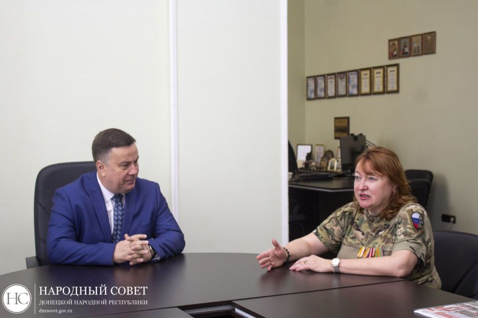 Константин Кузьмин: Встретился с неравнодушными людьми, которые помогают нашим бойцам на передовой: Екатериной Дворянкиной - руководителем Благотворительного фонда «Из Тольятти с любовью» и Анастасией Кирилловой - вдовой... Константин Кузьмин: Встретился с неравнодушными людьми, которые помогают нашим бойцам на передовой: Екатериной Дворянкиной - руководителем Благотворительного фонда «Из Тольятти с любовью» и Анастасией Кирилловой - вдовой...