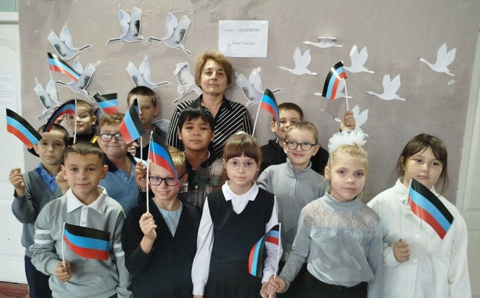 Валентин Левченко: Дорогие соотечественники!. Поздравляю вас с Днём Государственного флага Донецкой Народной Республики! Наш флаг – это знамя мужества, стойкости и несгибаемой воли народа Донбасса Валентин Левченко: Дорогие соотечественники!. Поздравляю вас с Днём Государственного флага Донецкой Народной Республики! Наш флаг – это знамя мужества, стойкости и несгибаемой воли народа Донбасса