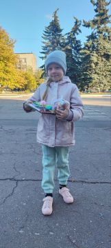 Сотрудники МБУ "Центр культуры и досуга города Дебальцево" наградили победительницу фотоконкурса "Мой край, мой флаг, моя жизнь" Еву Морозову