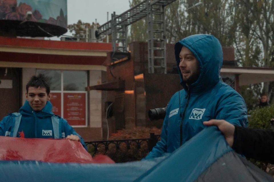 От Постышева до Челюскинцев: на проспекте Ильича в Донецке развернули 200-метровый флаг ДНР От Постышева до Челюскинцев: на проспекте Ильича в Донецке развернули 200-метровый флаг ДНР