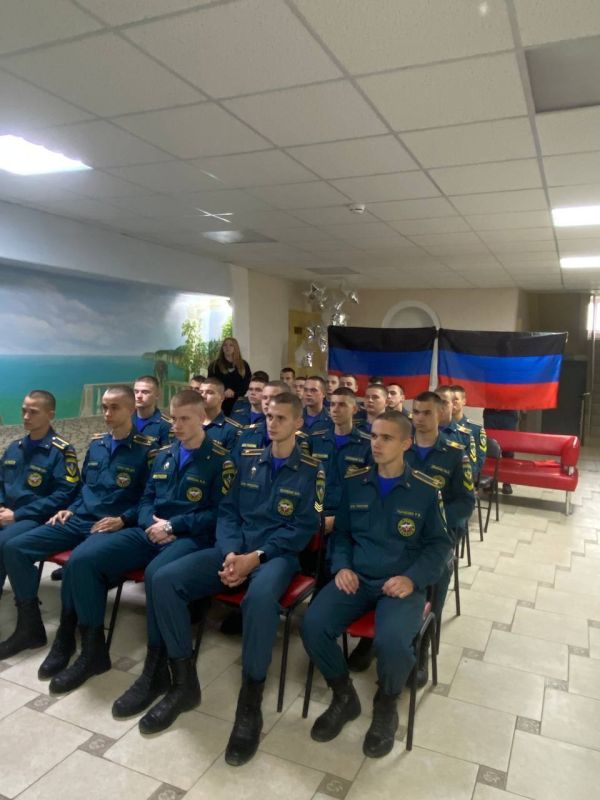 В Урзуфском Доме культуры состоялась патриотическая встреча ко Дню флага ДНР В Урзуфском Доме культуры состоялась патриотическая встреча ко Дню флага ДНР