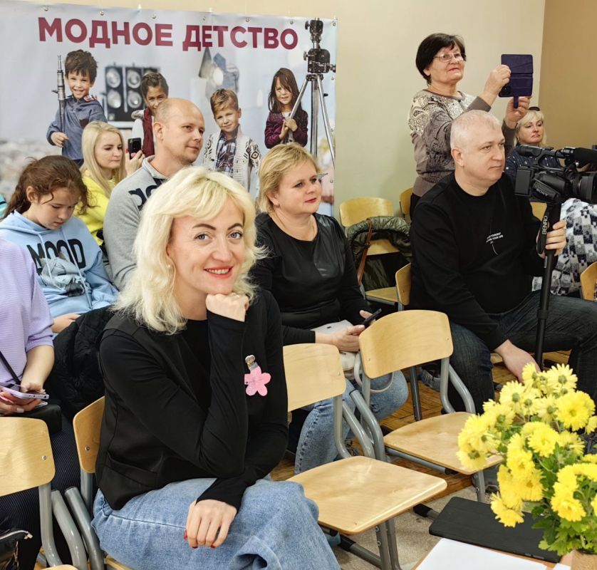 День моды в Ясиноватой. В детском саду "Золотой ключик" устроили настоящий праздник моды! Маленькие звёздочки дефилировали в ярких нарядах, привезенных волонтерами из группы "Наши дети" г. Белгород День моды в Ясиноватой. В детском саду "Золотой ключик" устроили настоящий праздник моды! Маленькие звёздочки дефилировали в ярких нарядах, привезенных волонтерами из группы "Наши дети" г. Белгород