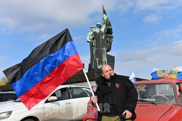 Покорил Эльбрус, Казбек и Космос: 25 октября в Донецкой Народной Республике отмечают День флага