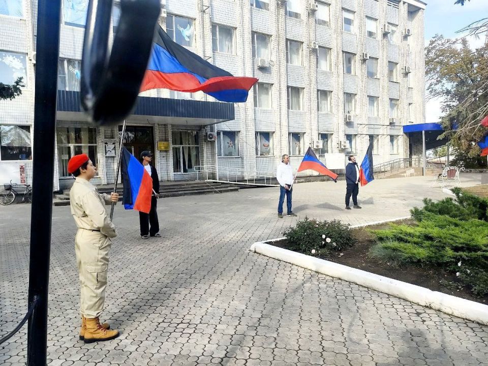 Команда Дома молодежи приняла участие в торжественной церемонии поднятия флага Донецкой Народной Республики у администрации Волновахского МО Команда Дома молодежи приняла участие в торжественной церемонии поднятия флага Донецкой Народной Республики у администрации Волновахского МО