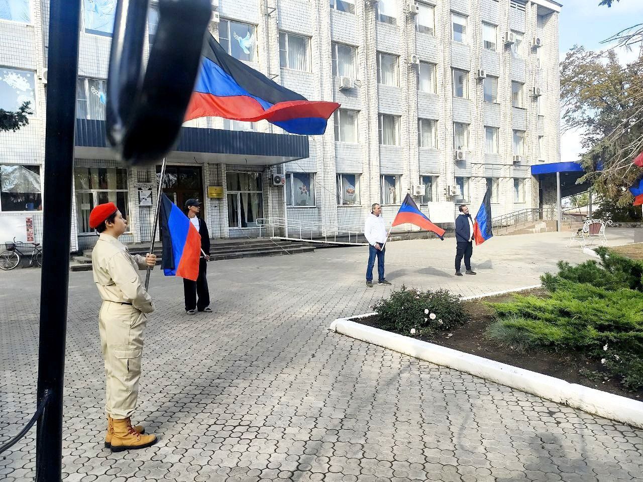 Команда Дома молодежи приняла участие в торжественной церемонии поднятия флага Донецкой Народной Республики у администрации Волновахского МО Команда Дома молодежи приняла участие в торжественной церемонии поднятия флага Донецкой Народной Республики у администрации Волновахского МО